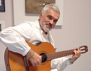 Andrea Mambrini e la chitarra donata dai finanzieri
