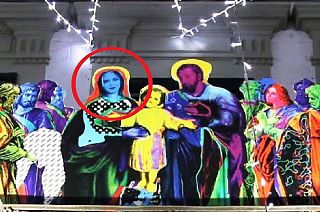 Il volto della Ferragni (cerchiato di rosso) accanto a Giuseppe e con in braccio Gesù