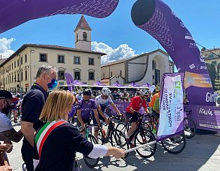 La sindaca Marini dà il via alla 12ma tappa del Giro-E