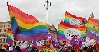 Bandiere arcobaleno a un'edizione del toscana pride