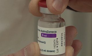 Una fiala di vaccino AstraZeneca