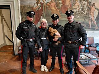 I carabinieri col barboncino salvato e la sua proprietaria