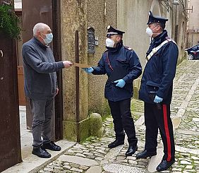carabinieri consegnano la pensione ad un anziano