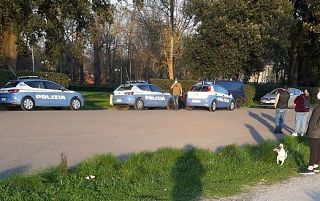 Alcune volanti della Polizia nel parco delle Cascine
