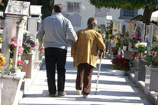 Due persone in visita a un cimitero