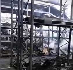 Gli interni dello stabilimento di Valentino distrutti dall'incendio