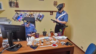 I carabinieri con droga, soldi e oggetti sequestrati