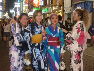 Ragazze in kimono a Shibuya - foto Blue Lama