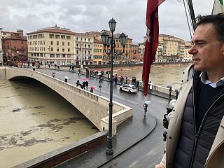 Il sindaco Conti osserva il flusso dell'Arno a Pisa
