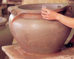 mano lavora un vaso in terracotta