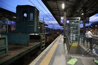 Il treno merci fermo a Pontedera
