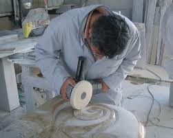 artigiano lavora il marmo