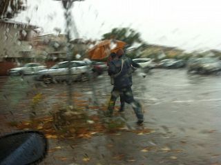temporale e persona con l'ombrello