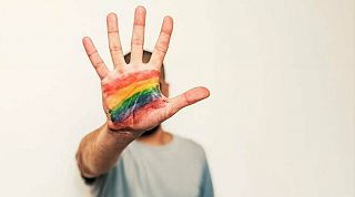 mano con colori arcobaleno