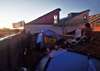 Le tende montate sul tetto del Sant'Anna in viale Rinaldo Piaggio