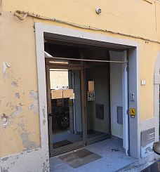 L'ingresso della filiale di Lari, ormai chiusa