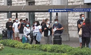 Viaggiatori all'aeroporto di Pisa
