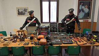 I carabinieri con parte della refurtiva recuperata e sequestrata