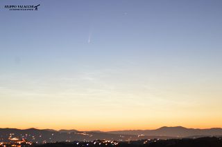La cometa vista dalla Rocca di Palaia (foto di Filippo Valacchi)