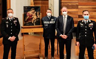 Il dipinto rubato agli Uffizi con il direttore della Galleria Schmidt e i Carabinieri