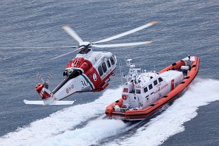 elicottero e nave della guardia costiera