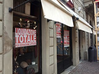 "Liquidazione totale" sulle vetrine dello storico negozio Bellincioni