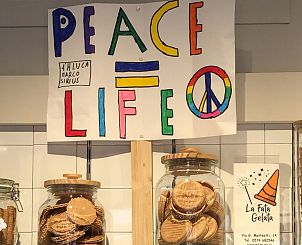 cartello della pace tra le cialde in gelateria