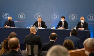 Il premier Draghi con i ministri Speranza e Gualtieri