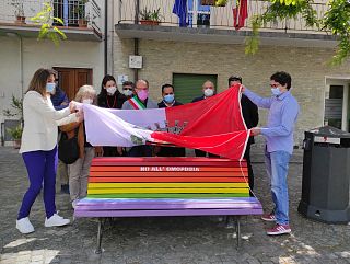 La panchina arcobaleno in piazza Risorgimento