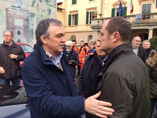 Il presidente della Regione Enrico Rossi e il sindaco di Ponsacco Alessandro Cicarelli durante il primo sopralluogo nelle zone alluvionate