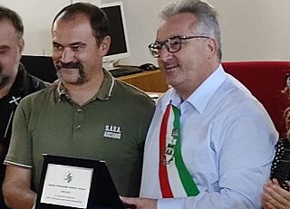 Gabriele Salvadori con il sindaco Sergio Di Maio