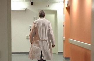 Un medico in ospedale - foto di repertorio