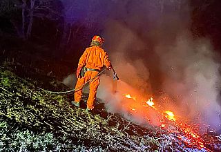 Un volontario Vab in azione per spegnere un incendio