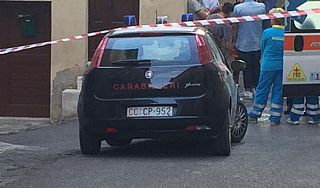 Un'auto dei Carabinieri e un'ambulanza - Foto di repertorio
