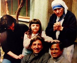 Un giovane don Armando Zappolini con Madre Teresa di Calcutta