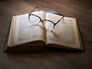 occhiali su un libro