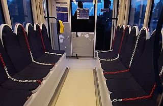 In foto l'interno del tram