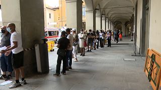 Gente in fila per fare il vaccino anti-Covid
