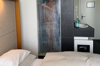 Una camera con vista doccia in un albergo di Graz, in Austria
