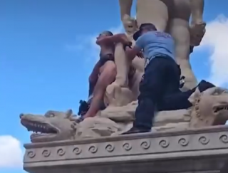 L'uomo nudo sulla statua raggiunto dalla polizia municipale