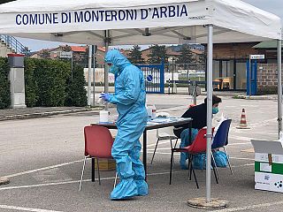 Un gazebo per fare i test a Monteroni d'Arbia