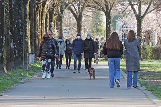persone camminano in un parco