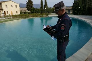 carabinieri forestali e piscina