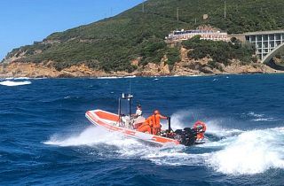 I sommozzatori dei vigili del fuoco nel mare di Livorno (foto ufficio stampa vigili del fuoco)