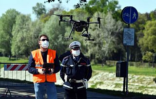 In foto un drone con il pilota ed un agente municipale