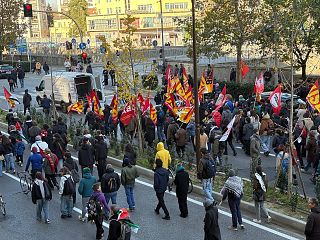 Il corteo a Firenze al suo passaggio in viale Redi