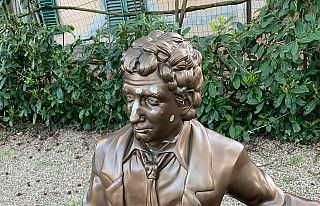 La statua di Francesco Nuti sfregiata sul volto