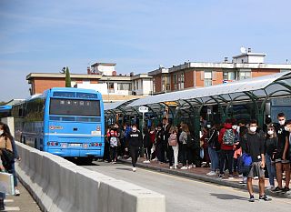 Studenti a una fermata di autobus