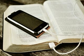 libro e smartphone