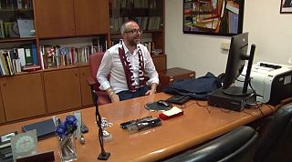 Matteo Franconi seduto alla scrivania dell'ufficio del sindaco, nella notte di domenica
